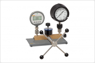 P5514B mit Manometer und zu prüfendem Gerät